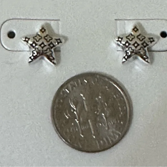 Dainty star shaped stud earrings - Picture 3 of 3